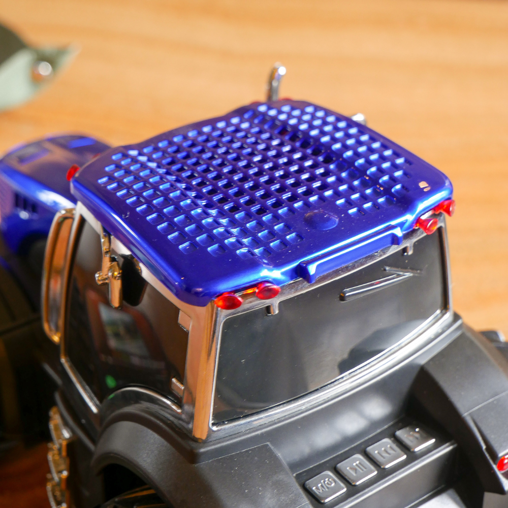 Tractor Bluetooth Speaker & Fm Radio with colour headlights!